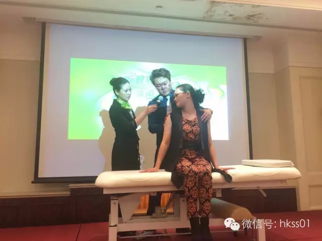 李橋博士為嘉賓做護理 李橋博士為嘉賓做護理