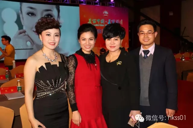 深圳美協副會長，盛世集團董事長王俊華女士作為貴賓攜華美學院王星宇校長共同出席了本次晚會