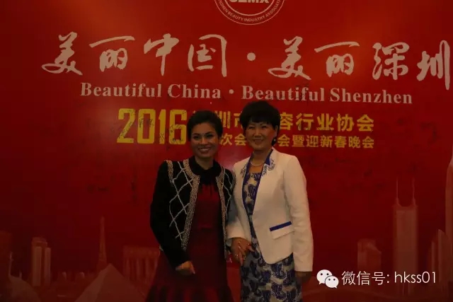 王俊華董事長與朋友們親密交流并合影